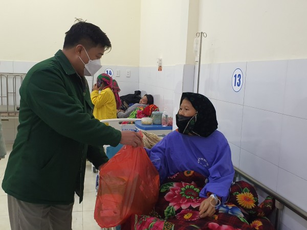 Đồng chí Ngô Mạnh Cường tặng quà tết tại bệnh viện đa khoa huyện Mèo Vạc