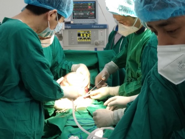 Phẫu thuật cắt khối u nang buồng trứng to chiếm toàn bộ ổ bụng