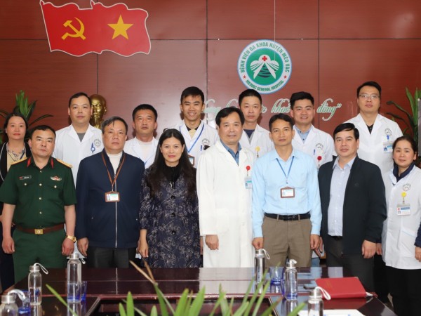 Bí thư huyện ủy Vương Ngọc Hà: thăm và khích lệ CBVCLĐ bệnh viện ĐK huyện Mèo vạc.
